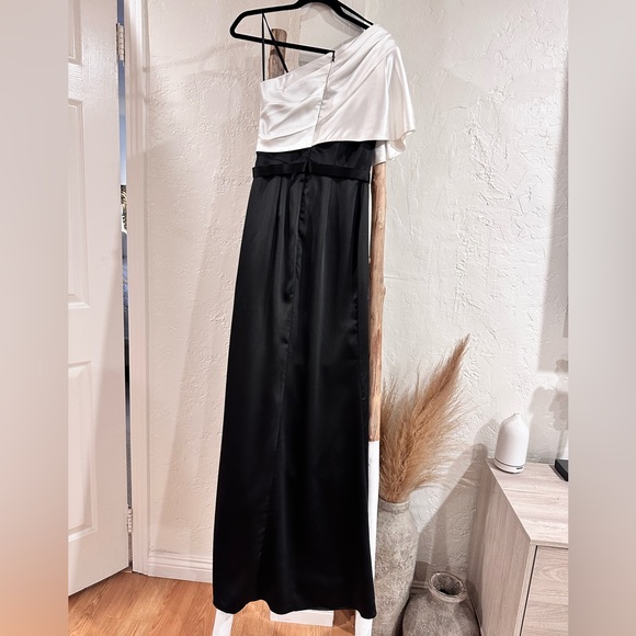 Mac Duggal Two Toned Ruffled One Shoulder Gown Dress 26599 Black White in 0 NWOT - Picture 4 of 8